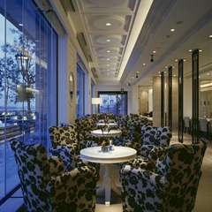 港町神戸の風景が見える店内