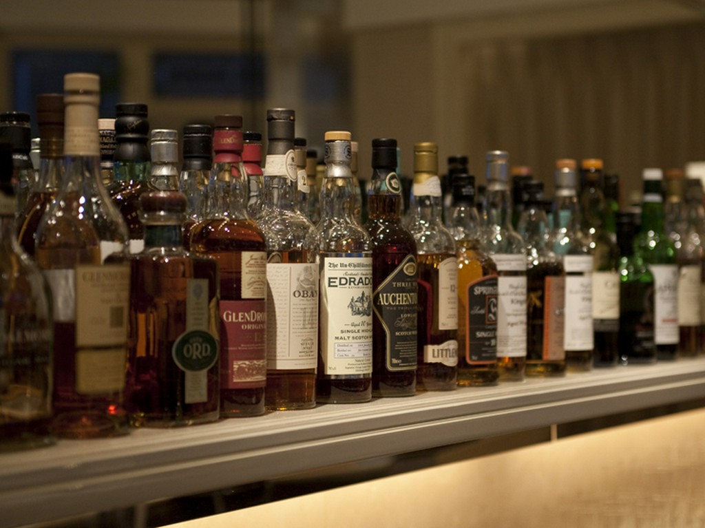 100種類以上のシングルモルトを揃える大人の空間