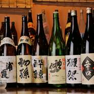 北は北海道から、南は沖縄まで、全国各地の美味しい地酒を取り揃えています。不動の人気のお酒はもちろん、季節や、その年によって仕入れも変わるので、その都度楽しみが増えます。