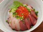 豪華で見た目も美しい『海鮮丼』。生本鮪は必ず入っています