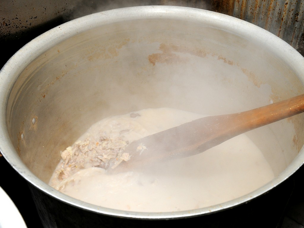 毎日丁寧に11時間以上かけて炊き込むこだわり