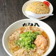 らーめんだけではちょっともの足りない時の、ミニメニューがたくさん揃っています。半チャーハンやミニ丼、唐揚げや餃子がセットに。選べるセットは若い男性客のみならず、いろいろ食べたい女性客からも好評です。