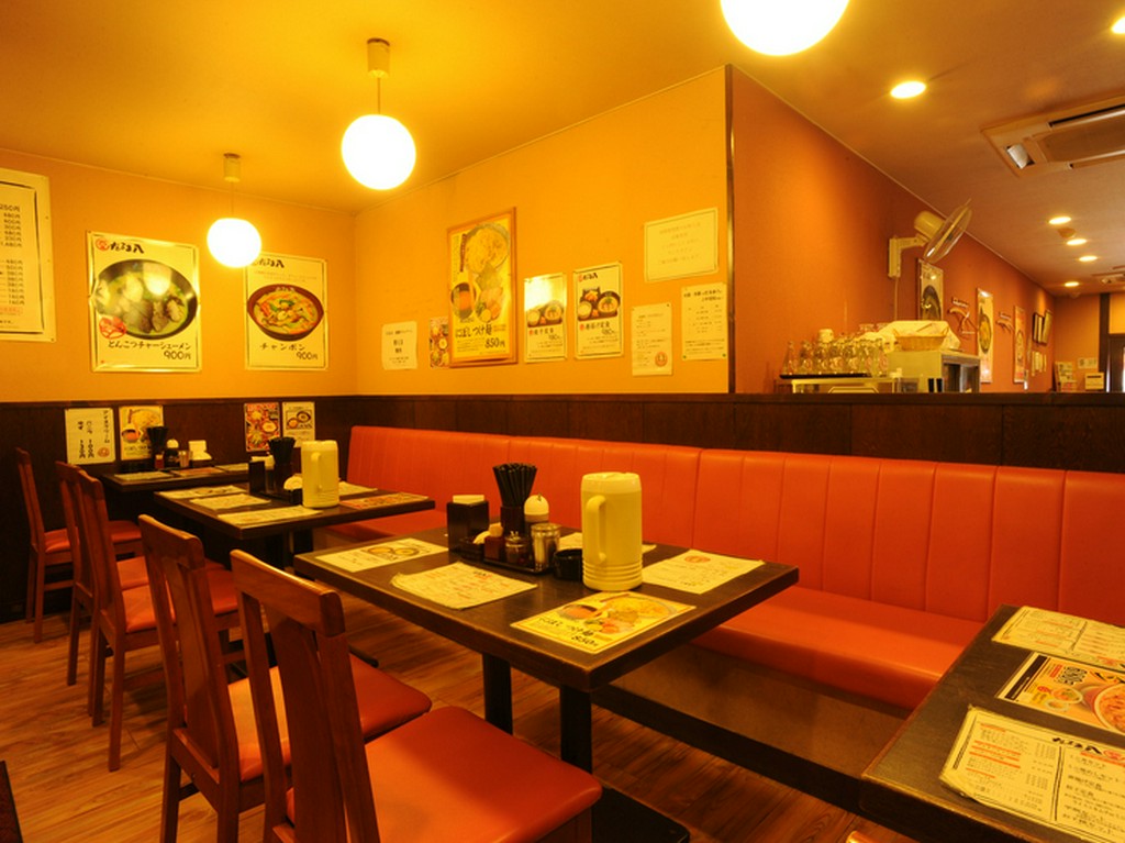 一人でも立ち寄りやすい、明るい店内