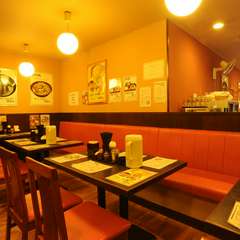 一人でも立ち寄りやすい、明るい店内