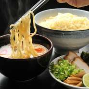 にぼしのダシが決め手。熱麺、冷麺からお好みに合わせて選べます。食べ応えのある太麺が魅力的！