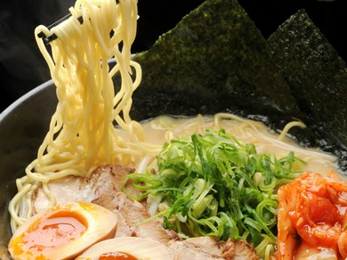 【だるま八】の美味しいがいっぱい『とんこつだるま八らーめん』