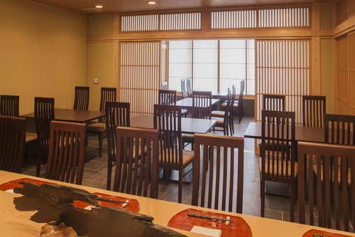 すっきりとした和風のフロア。障子で仕切れば個室になります