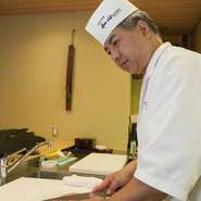 富山のホテル内日本料理店や有名料亭の料理長を経て、今回初めて自分の店を持つことになりました。今までの経験を活かしながら、さらに「和の心（精神）」を持って、日本料理を楽しんでもらえるような店となるよう、精進しております。どうぞお気軽に、ご家族やご友人様と一緒にお越しください。