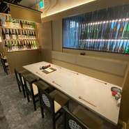 １階、日本酒の冷蔵庫も見渡せるテーブル席。