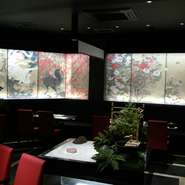 パーテーションで仕切のできる２階席。１０名様～２０名様までの席もご用意可能。最大３０名様の貸切可能。