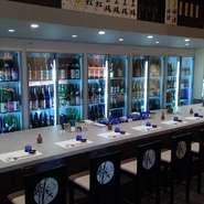 全国の日本酒、焼酎他クラフトビールが豊富で、料理長自慢の料理を居心地の良いカウンターで堪能できます。