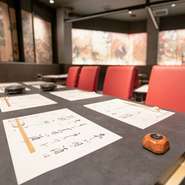 料理は、新鮮な魚介類を始め日本酒焼酎を多数用意してお待ちしてます。2階は落ち着いた洗練された雰囲気で、ゆったりお食事をお楽しみいただけます。