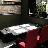 ２名様からご利用可能な仕切のあるテーブル席です。落ち着いた雰囲気の、異空間。大切な人との食事、女子会などのにいかがでしょうか。