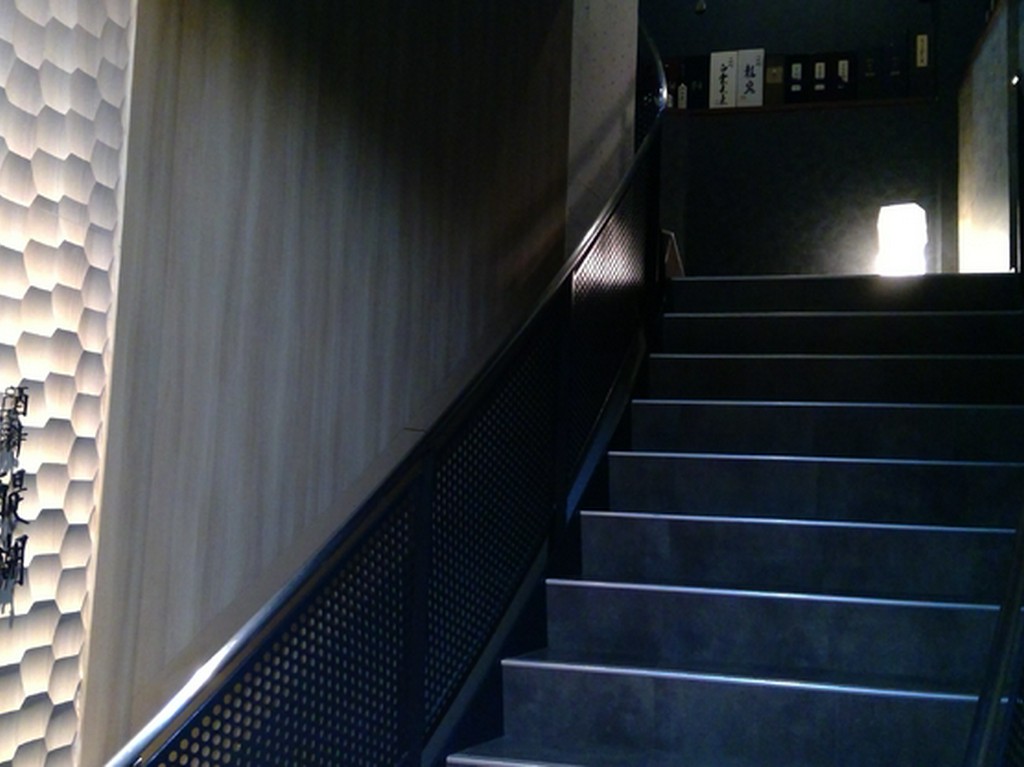 ２階への階段。