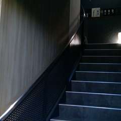 ２階への階段。