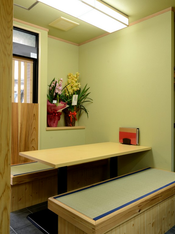 1階はテーブル席とカウンター席。落ち着いた雰囲気です