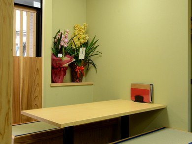 1階はテーブル席とカウンター席。落ち着いた雰囲気です