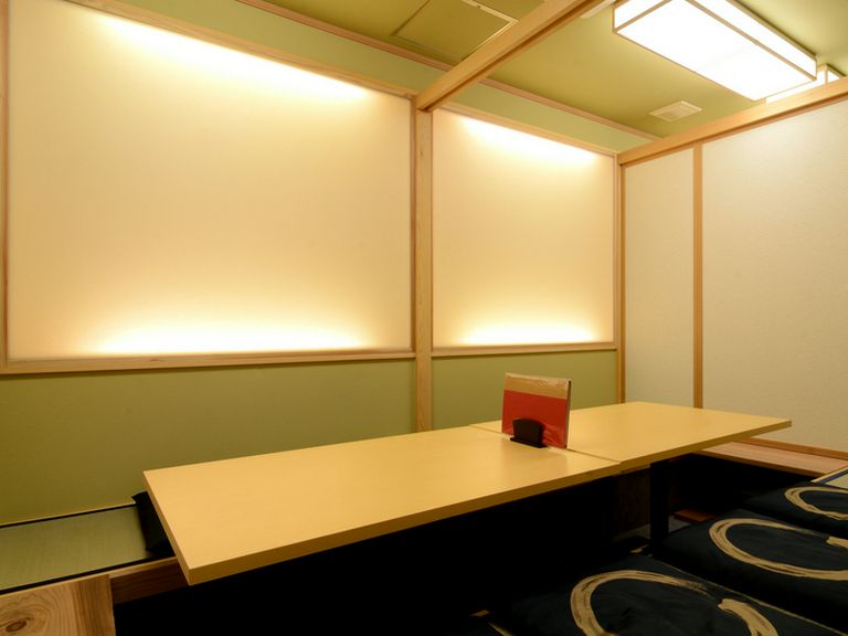 大人数での宴会には2階の個室をご利用ください