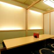 2階には40名が利用できる個室があります。宴会に最適なコースを用意しています。朝獲れたばかりのお造りが楽しめるコースや、ぶりしゃぶコース、和牛すきやきコースがなどがあります。