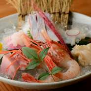 【地魚　地酒　うお清】　は、地元・富山の新鮮な魚介類が、リーズナブルに楽しめる店です。店主が岩瀬漁港で直接買い付ける権利を持っているため、毎朝、漁港に行き、その日に獲れた魚介類を厳選してきます。