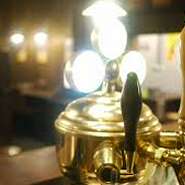 約60名様が入れる店内に一席だけカップル席をご準備しております。
隣に座るカウンター式なので親密度アップ。
