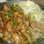 新鮮プリプリホルモンがたっぷり　病み付きになること間違いなし！！通常サイズで物足りない方はメガホルモン丼も980円で準備しております！！食べれるかな？