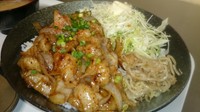 新鮮プリプリホルモンがたっぷり　病み付きになること間違いなし！！通常サイズで物足りない方はメガホルモン丼も980円で準備しております！！食べれるかな？