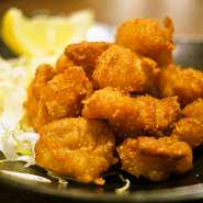 新鮮な国産の小腸を、厚みのある衣でくるんでカラッと揚げています。衣のおかげで旨みが逃げず、ホルモン本来の甘みが感じられる、シンプルな料理です。