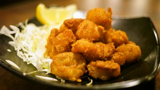衣で旨みを閉じ込める『ホルモンの唐揚げ』