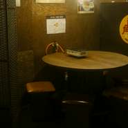 お店の前に二つの結婚式場があるため、二次会でのご利用が多くあります。貸切にもできますし、カラオケ完備。時間も2時間や3時間など、人数やご予算に合わせてご相談ください。