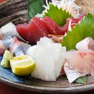 日本海で水揚げされた、鮮度抜群の美味しい魚を仕入れています。接待など大切な食事の席にもオススメできるものばかり。おまかせのコース料理は3000円から。こちらの要望にあわせて用意してくれます。