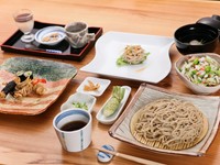 そばづくしの独創性に富んだ料理が並ぶ『そば会席』