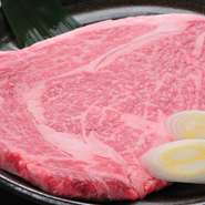 黒毛和牛のA5ランクの肉を使った『特製リブロース』は、圧倒的なボリュームが男性客を魅了。赤身と脂身のバランスが良く、きめ細かいサシにより味わい深い口当たりのため、リピーターが続出しています。