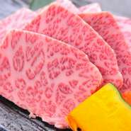 店で提供する牛肉は、オーナーが自信を持って提供する「安心・安全」で鮮度抜群のものばかり。この牛肉を女性にもうれしいヘルシーな「サムギョプサル風」で味わえます。たくさんの野菜と自家製味噌でご堪能あれ。