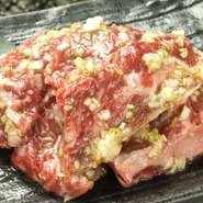 「焼肉は脂っこいから…」と考えている方にこそ、おすすめの店です。塩だけで8種類、計24種類の薬味を用意。野菜で肉を巻くも良し、塩でシンプルに楽しむも良し、好きな方法で食べ、肉の美味しさを再確認できます。