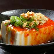 好評の「キムチダレ」をかけた「冷奴」は、クセになる味わい。お酒が進みます。