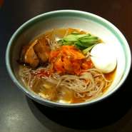シメに最適の味付けの『冷麺』は、半熟卵は1個まるまる入ったボリューム満点の逸品。