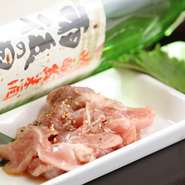 890円