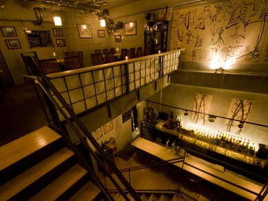吹き抜けがありゆったりと落ち着けるお店