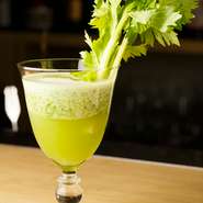 ヘルシーで美味しいオリジナルカクテルが人気のカクテル酒場BangBoo～バンブー～。季節毎の旬の果実やお野菜、ハーブを漬け込んだスピリッツをベースに作るカクテルがオススメです。