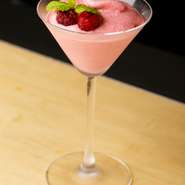 チーズを使った甘酸っぱくて不思議なデザートカクテル。