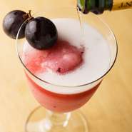 苺・ピオーネ・マンゴー・ブルーベリー…等々。果実のフローズンカクテルにお客様の目の前で贅沢にシャンパンを注ぎます！