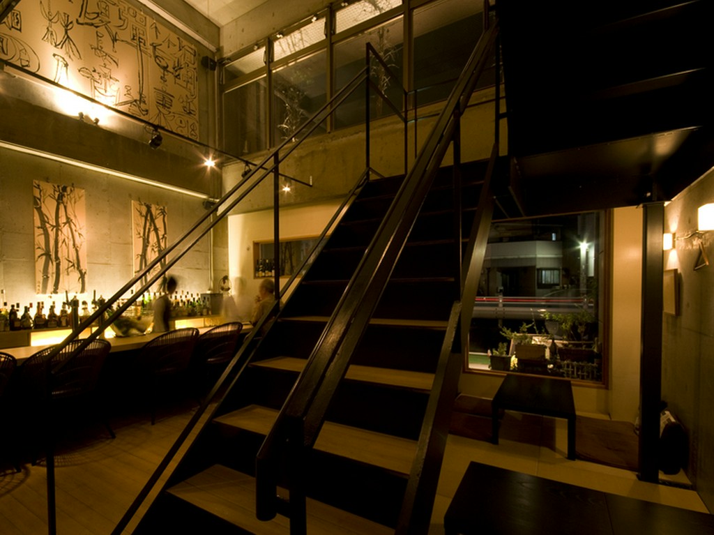 吹き抜けのある開放的な空間で