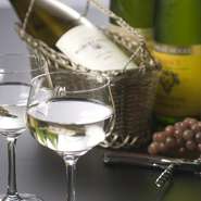 ワインは各産地の厳選した銘柄を取り寄せ、カクテルも素材にこだわりお作りしています。