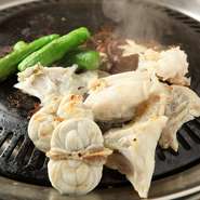 かまの部分を使用しており、焼くことでふぐの身に弾力がでますが、中はふんわりとジューシーです。