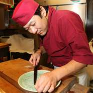 【なだ万】　など和食の名店で「武者修行」を積んだ後、先代の後を継ぎ2代目の店主となった松室博之さん。身に着けた職人の技を披露することよりも「なるべく低価格でたくさん食べてもらいたい」という点を意識しているそうです。「1年に1度の贅沢として、ウチを選んでくれるお客様もいます。だから、お腹いっぱいふぐを食べてもらいたいんです」。【ふぐ料理　美舟】　が地元民に愛される理由はこんなところにもありそうです。
