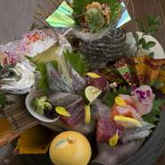 経験豊富な料理人自ら仕入れに赴き、確かな目で選び抜いた旬の鮮魚。地元のブランド食材…。良質な食材を中心とした季節のコースで特別な1日を演出してくれます。