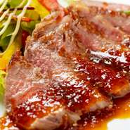 選び抜いたA5ランクのステーキ。お肉の旨みをぐっと引き立てる、自家製のステーキソースでお召し上がりください。