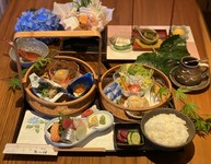 ・ミニサラダ
・前菜3種
・本日の造り（4切れ）
・小鍋
・天ぷら
・おいしいご飯
・素敵なスイーツ盛り合わせ
・ドリンク