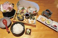・ミニサラダ
・前菜3種
・本日の造り（4切れ）
・小鍋
・おいしいご飯
・素敵なスイーツ盛り合わせ
・ドリンク